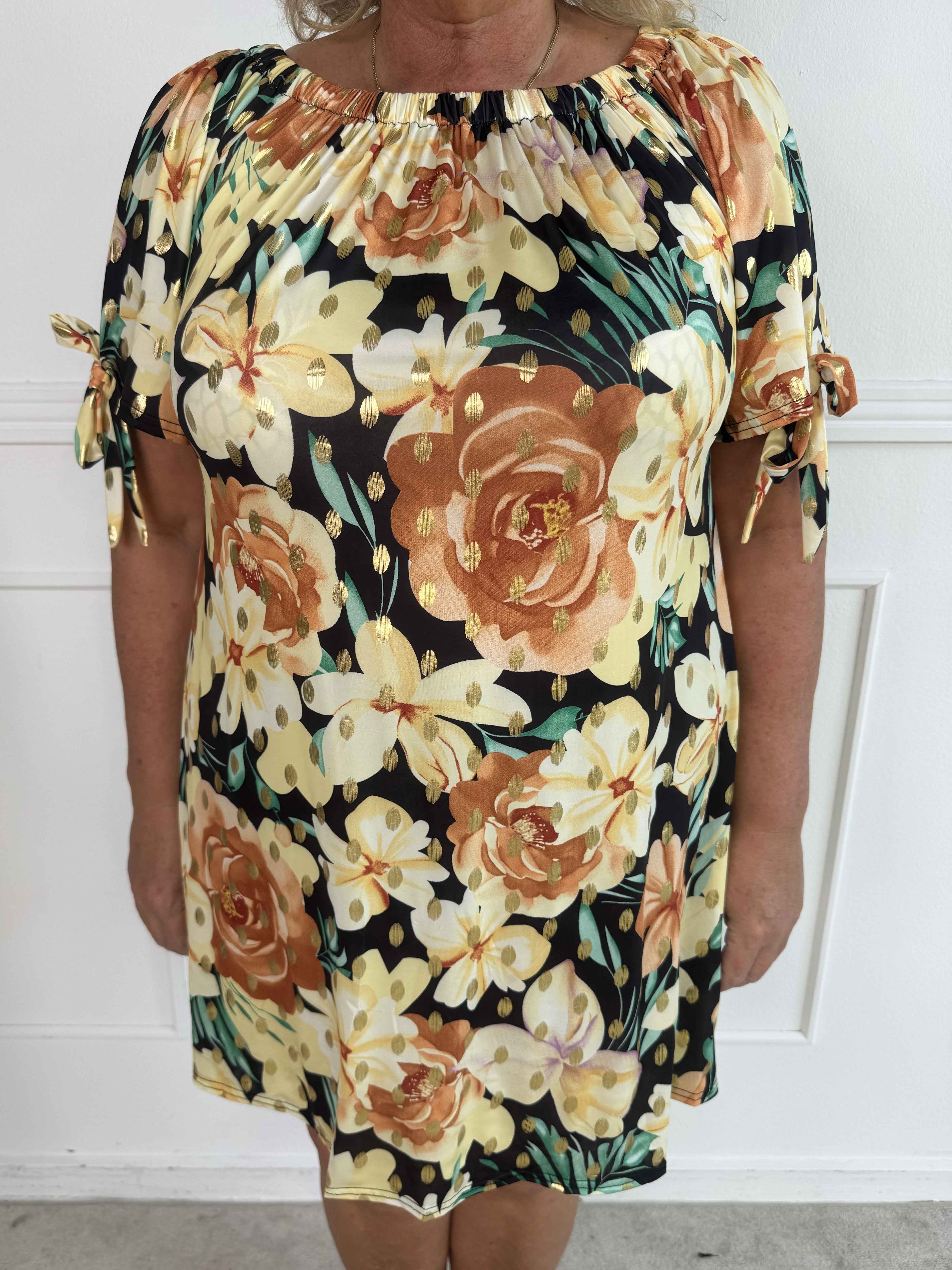 Sofia - Sød blomstret plus size kjole med elastikkant i udskæringen